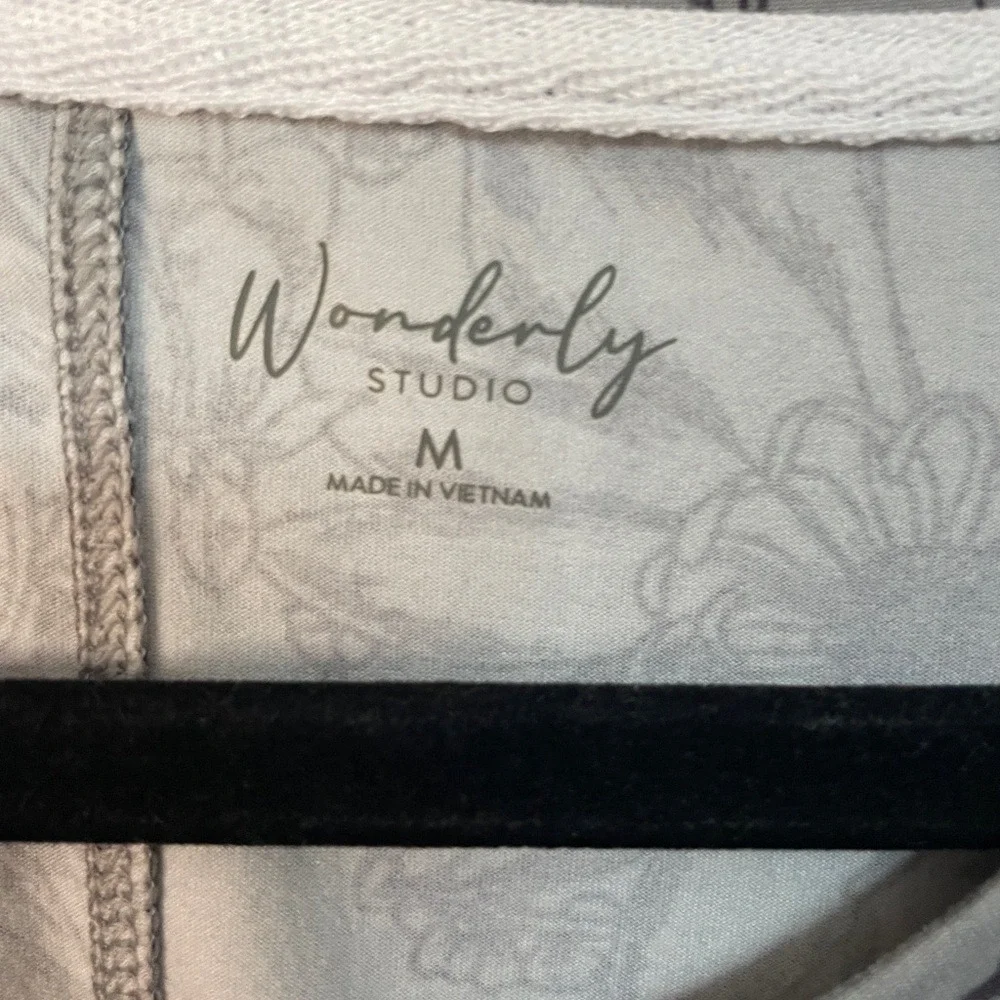 Wonderly Studio Grey Floral Sketch Pocket‎ Tee Cuffed Short Sleeve Top Medium